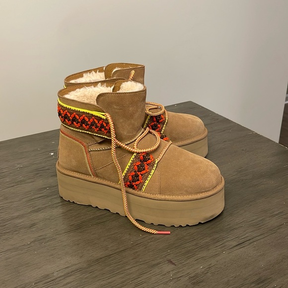 Woman platform UGGs like new worn twice - Picture 1 of 10